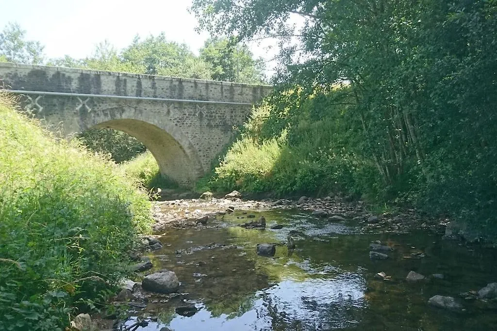 Hébergement de vacances La Petite Maison Pont Blanchard, Pléaux