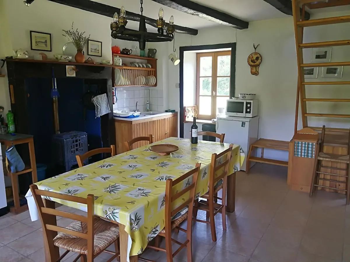 Hébergement de vacances La Petite Maison Pont Blanchard, Pléaux